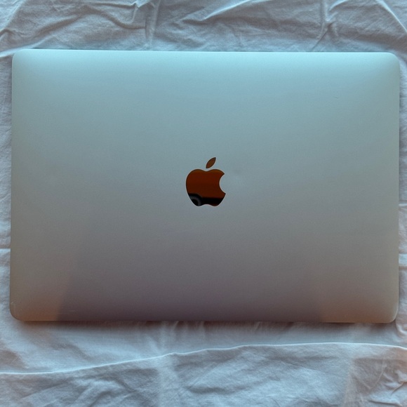 MacBook Air M1 8-Core CPU and 7-Core GPU 13